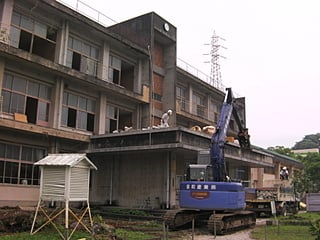 解体工事中の旧本館です。